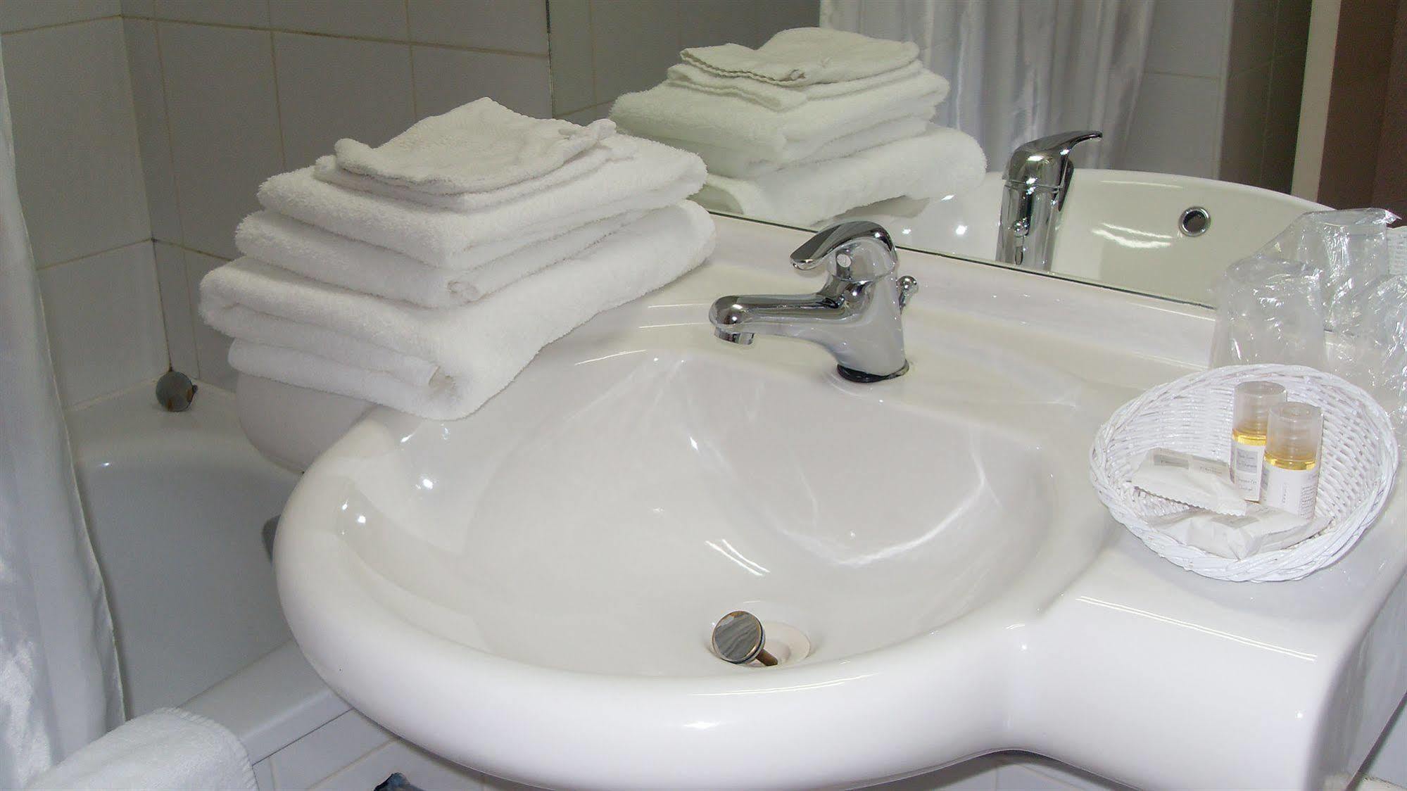 Brit Hotel ล็องดิวิโซ ภายนอก รูปภาพ